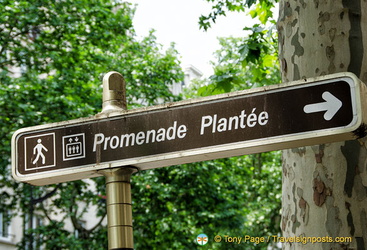 Signpost for the Promenade Plantee